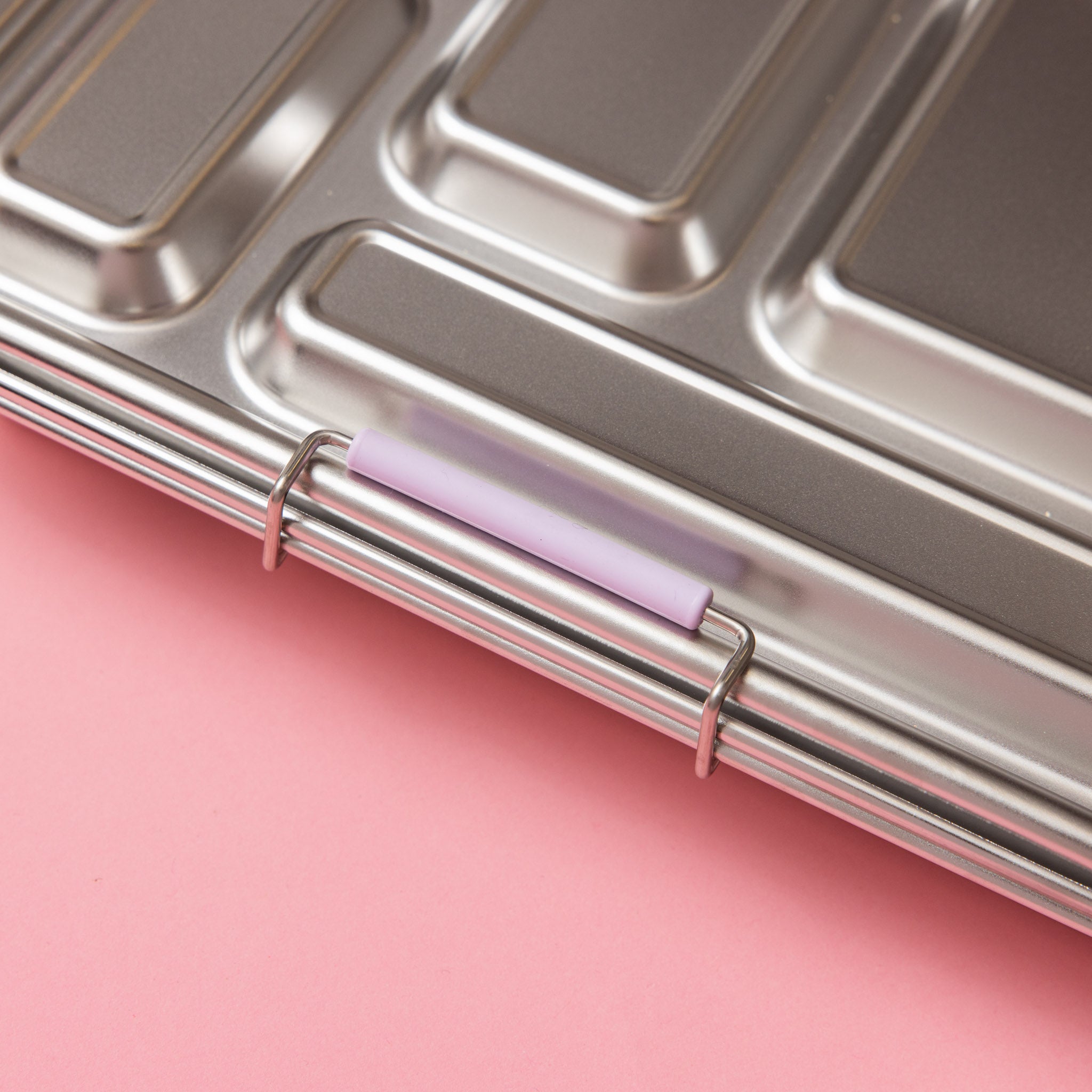 silicone clasp on our five compartment lunch box