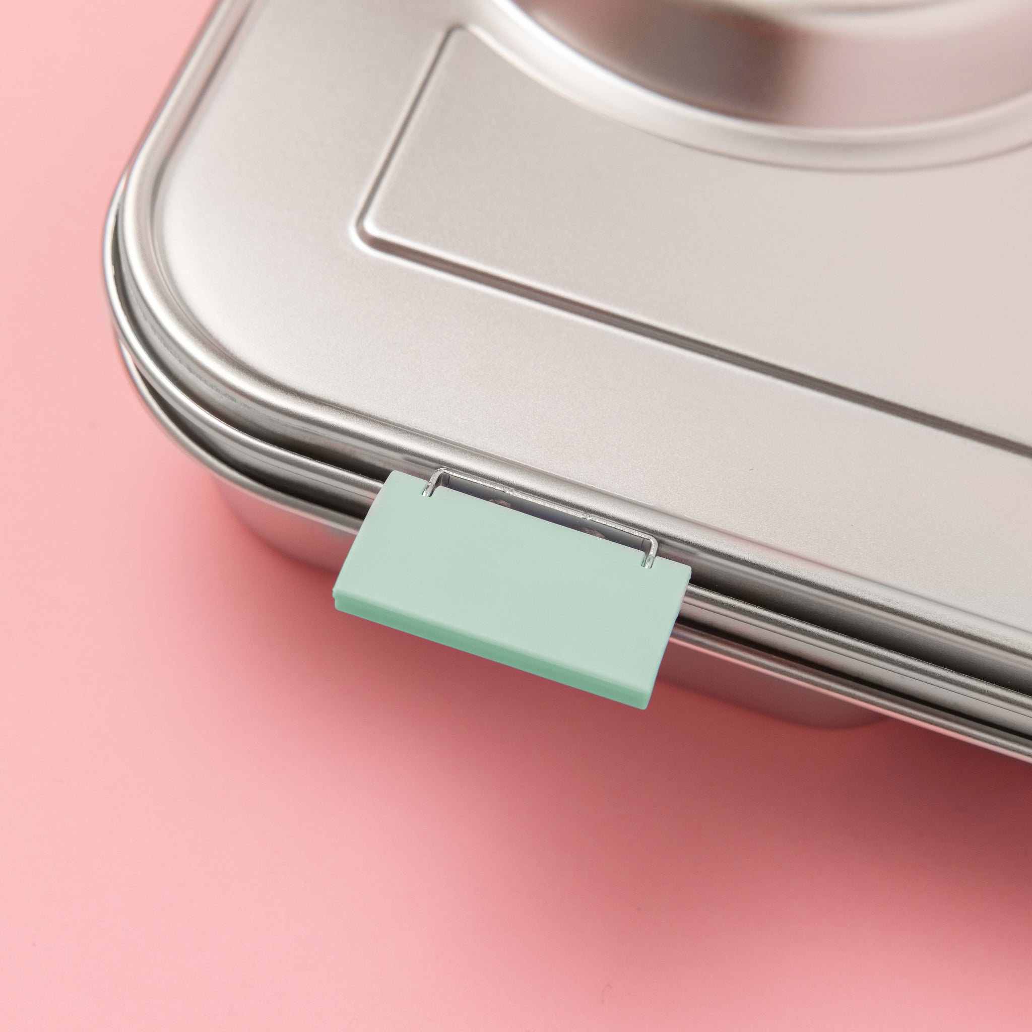 mint flip up clasp of our hot n cold hero box stainless steel lunch box