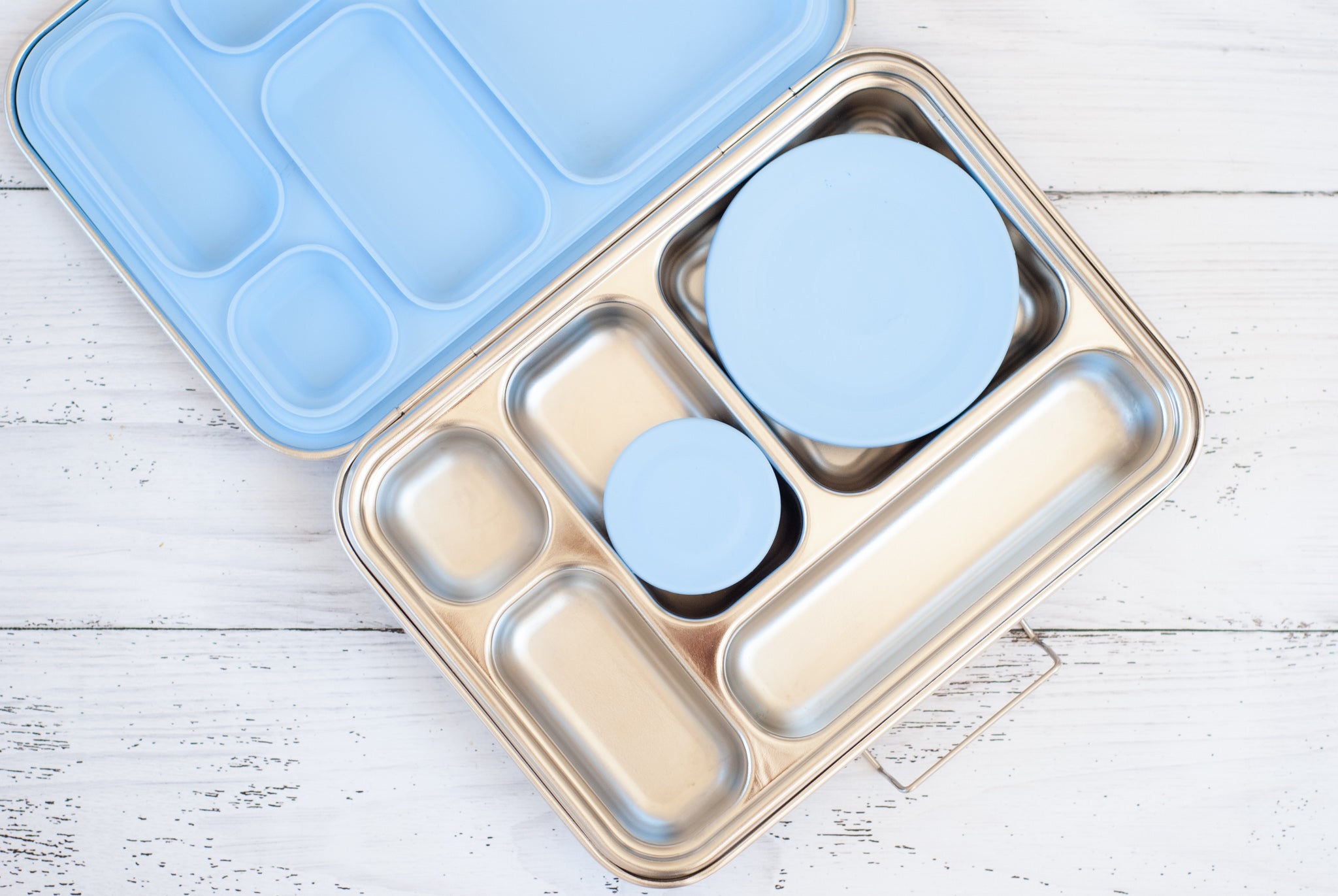 nudie rudie lunch box leak proof stainless steel bento style lunchbox with blue removable silicone seal on lid. comes with 2 additional snack pots